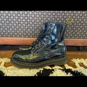 1460 WOMEN'S PATENT LEATHER LACE UP BOOTS